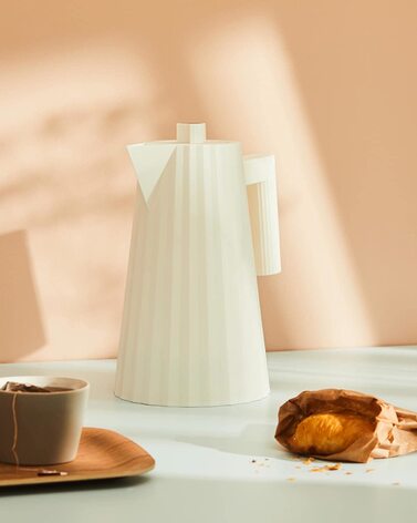 Лектрический чайник из термопластичной смол белого цвета. Европейский разем., 21 см, 06 W -