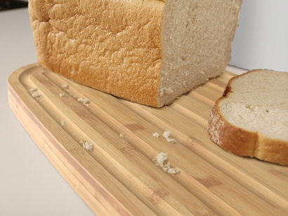Хлебница пластиковая с разделочной доской из бамбука белая Bread Bin Joseph Joseph