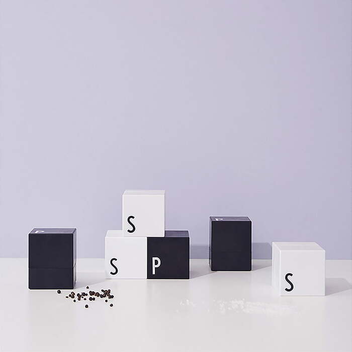 Перечница 7,9x6,5x6,5 см черная Salz und Pfeffermuhle Design Letters